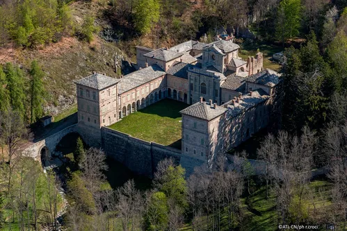 CASTELLO DI CASOTTO con Il “Borgo dei formaggi” e Biscottificio