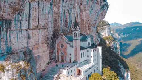 Lo spettacolare SANTUARIO della MADONNA della CORONA e il borgo di LAZISE