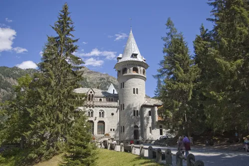 Alla scoperta della Valle di Gressoney: Castel Savoia con la Passeggiata della Regina e la cultura Walser