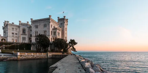 Trieste la “Piccola Vienna sul mare” con il Castello di Miramare e il sito Unesco di Aquileia