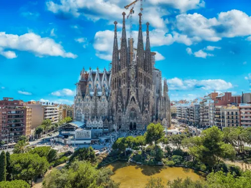 Weekend Magico a Barcellona: Luci, Gaudí e Atmosfere Natalizie!