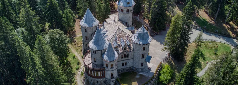 Alla scoperta della Valle di Gressoney: Castel Savoia con la Passeggiata della Regina e la cultura Walser