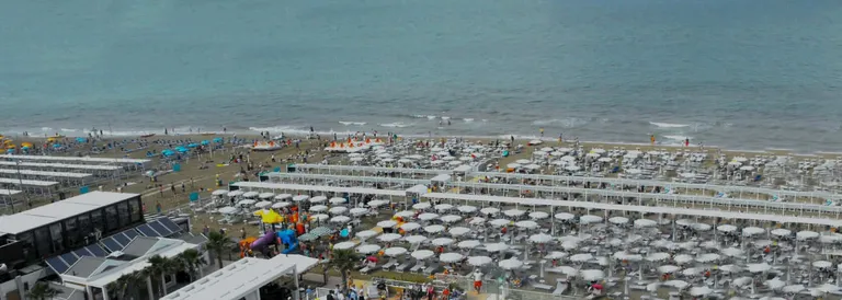Riccione: soggiorno mare con bus, pensione completa, spiaggia inclusa, hotel 3 stelle sul mare