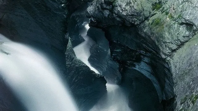 LE CASCATE DI TRUMMELBACH E NAVIGAZIONE SUL MERAVIGLIOSO LAGO BRIENZ