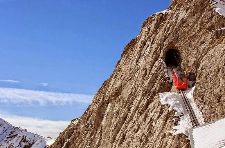 LUCERNA E IL MONTE “PILATUS"