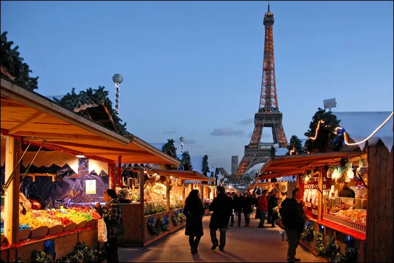 Incanto d’inverno a Parigi con le luci del Natale