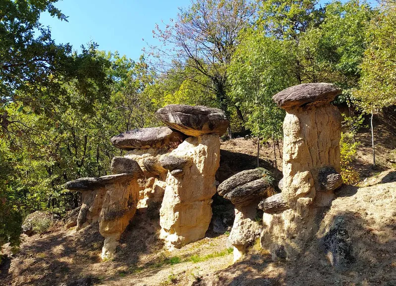 Piemonte insolito: i Ciciu del Villar e il Castello del Roccolo
