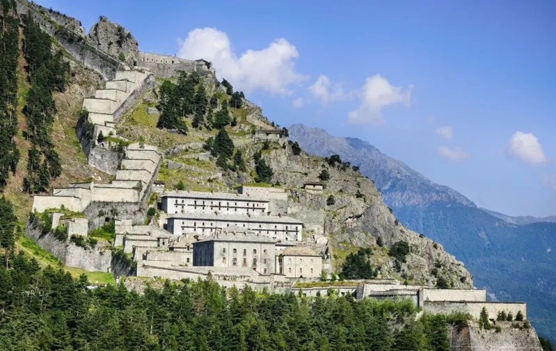 Il Forte di Fenestrelle e il Lago di Laux: un magico specchio d’acqua